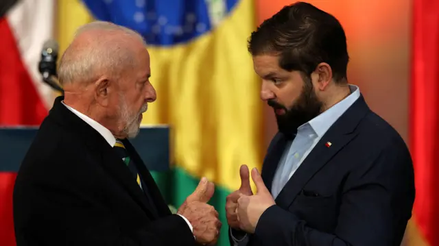 O presidente do Brasil, Luiz Inácio Lula da Silva, e o presidente do Chile, Gabriel Boric, conversando frente a frente durante encontro bilateralbet x rmaSantiago, no Chile