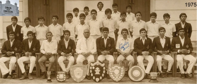 ඉදිරිපෙළ අසුන්ගෙන සිටින්නන් අතර වමේ සිට 6 වැන්නා...