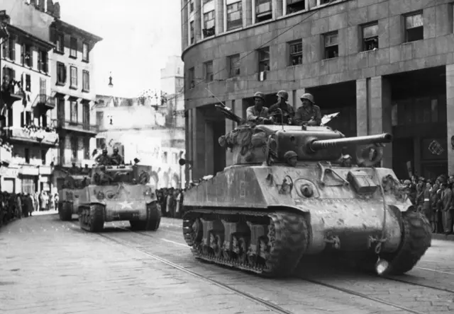 Carros de combate aliados entran en la ciudad de Milán.
