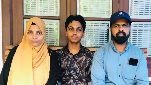 افنان اپنے والدین کے درمیان میں