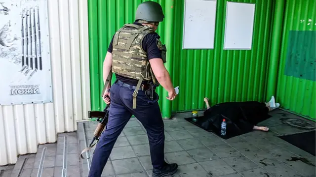 Під час війни в Україні люди гинуть інколи просто, коли виходять за хлібом. Ця жінка у Соледарі загинула біля входу в магазин через російський обстріл касетними снарядами