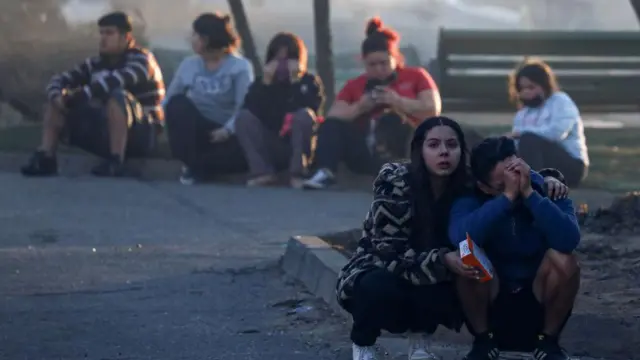 Pessoas lamentando perdas nos incêndios 