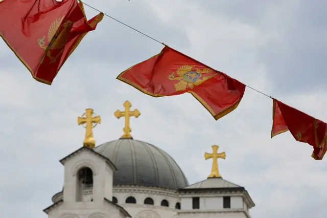 crnogorske zastave i pravoslavna crkva u Podgorici