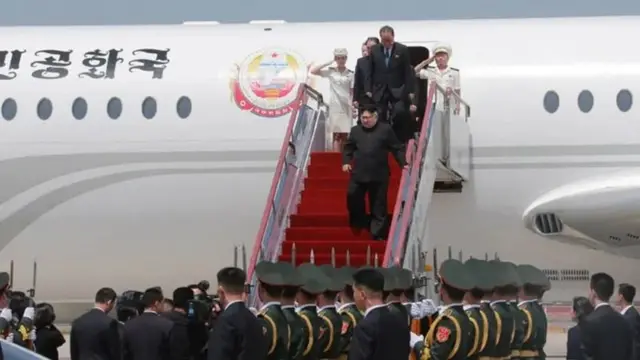 전용기에서 내리는 김정은