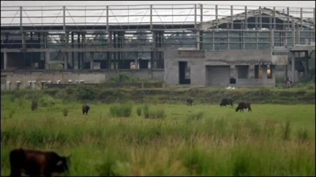 তখনও কারখানা ভেঙ্গে ফেলা হয় নি - ফাইল চিত্র