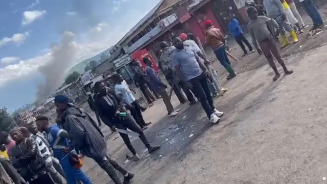 Mu mashusho, insoresore zifite ibirwanisho zumvikana zivuga ko ziri 'bumareho' abo mu bundi bwoko