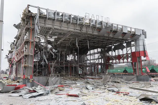 На фото залишки повністю згорілого приміщення вокзалу