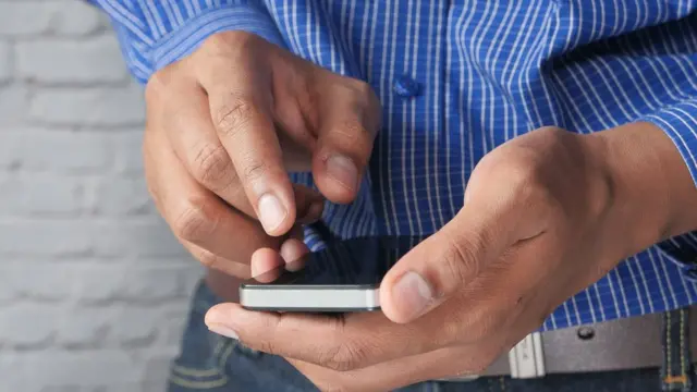 ফোন হাতে এক পুরুষ
