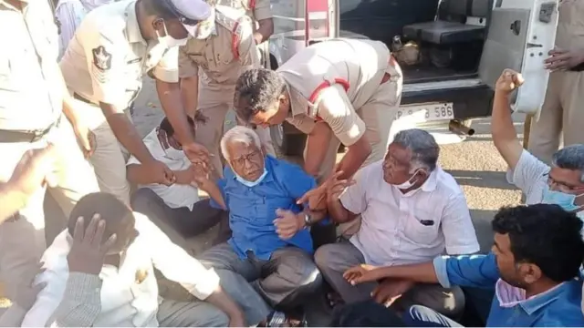 లీజును వ్యతిరేకిస్తూ ఆందోళన చేస్తున్న కార్మిక సంఘాల నాయకులను అడ్డుకుంటున్న పోలీసులు