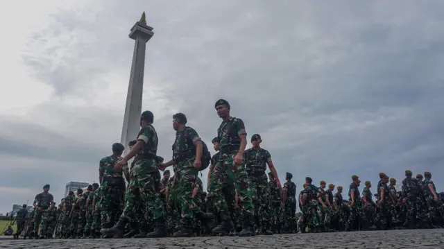Sejumlah prajurit TNI meninggalkan lapangan seusai mengikuti Apel Gelar Kesiapan Pengamanan Kegiatan Perayaan Malam Tahun Baru 2026 di kawasan Monas, Jakarta, Rabu (31/12/2025).
