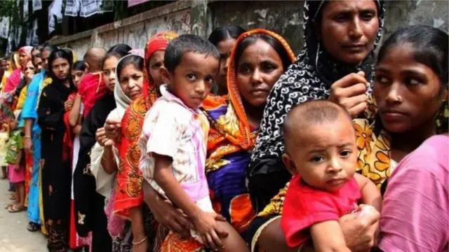 নির্বাচনে ভোটগ্রহণের সারি