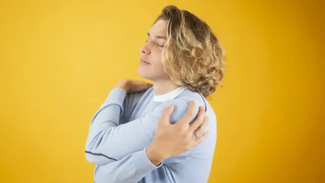 Jovem se abraçando