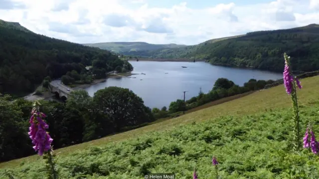 A construção do Reservatório Ladybower na década1casino1940 inundou a vila Derwent