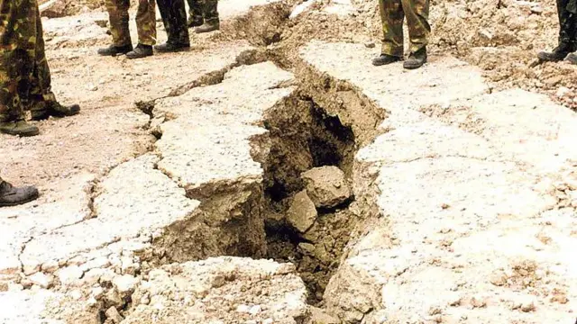 বিস্ফোরণের ফলে ভূপৃষ্ঠে বড় বড় ফাটল