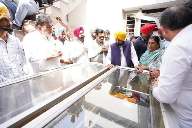 ਸੀਐੱਮ ਮਾਨ ਦੀ ਪੀੜਤ ਪਰਿਵਾਰਾਂ ਨਾਲ ਤਸਵੀਰ