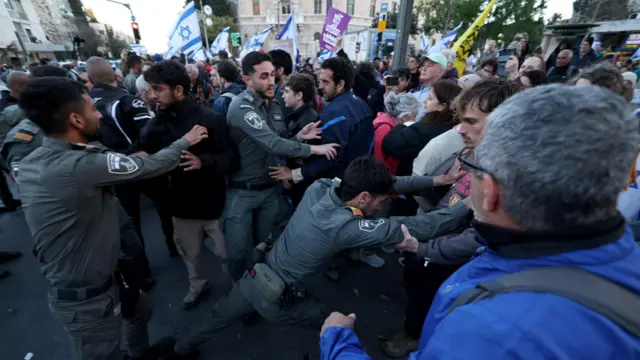 درگیری بین پلیس و معترضان در جریان راهپیمایی اعتراضی علیه از سرگیری درگیریها در غزه و تصمیم بنیامین نتانیاهو برای برکناری رئیس شین بت