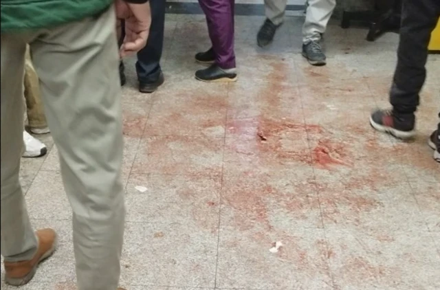 عکسی که از روی زمین گرفته شده است و لکه‌های خون را نشان می‌دهد