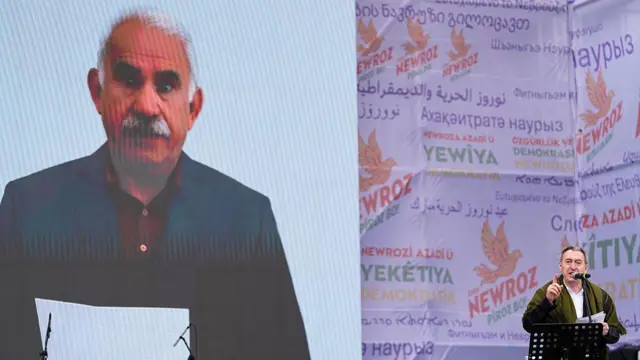 Tuncer Bakırhan, 21 Mart 2026'da Diyarbakır'daki Nevruz kutlamalarında konuşma yapıyor.