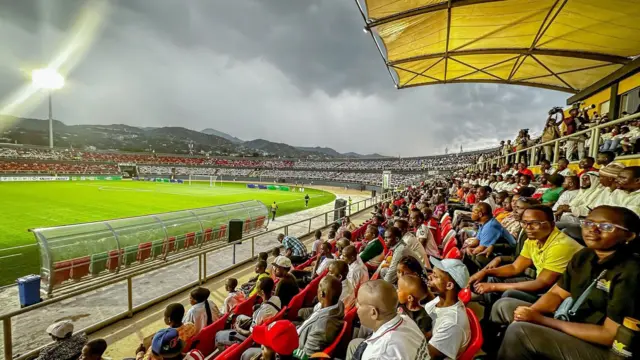 Abantu isinzi bicaye kuri Stade Intwari. Aha ni i Bujumbura, ku wa 31 Nzero (1) mu mwaka wa 2026. 