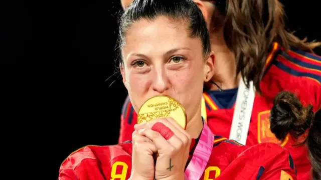 El Gobierno se arrodilla ante Jenni Hermoso. Futura ministra de deportes