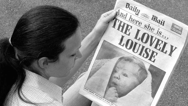 पत्रिका पढ्दै महिला