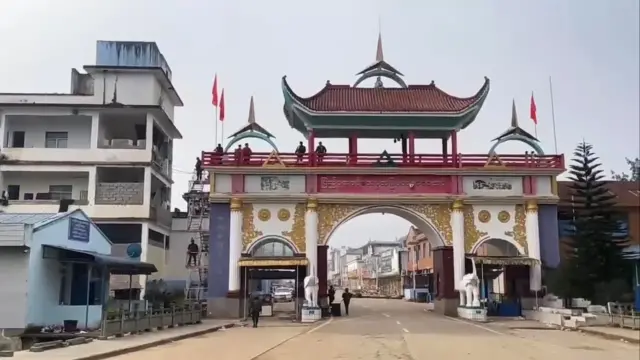 တရုတ် - မြန်မာနယ်စပ် မြန်မာဘက်ခြမ်း က MNDAA အလံလွှင့်ထားတဲ့ ရန်လုံကျိုင်းနယ်စပ်ဂိတ်