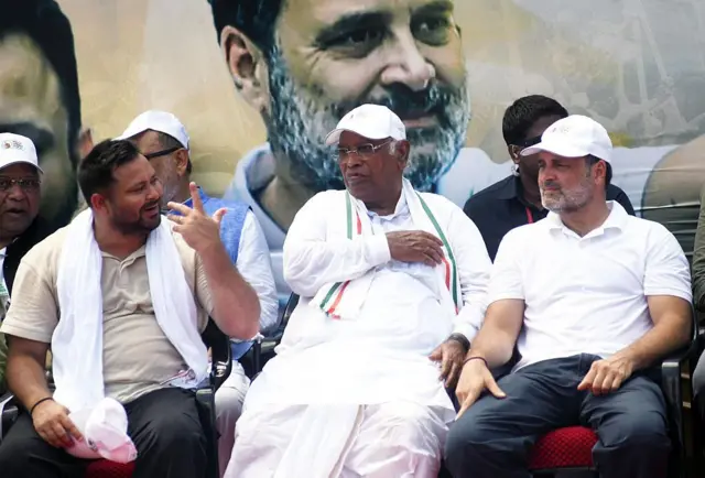 तेजस्वी यादव, मल्लिकार्जुन खड़गे और राहुल गांधी 