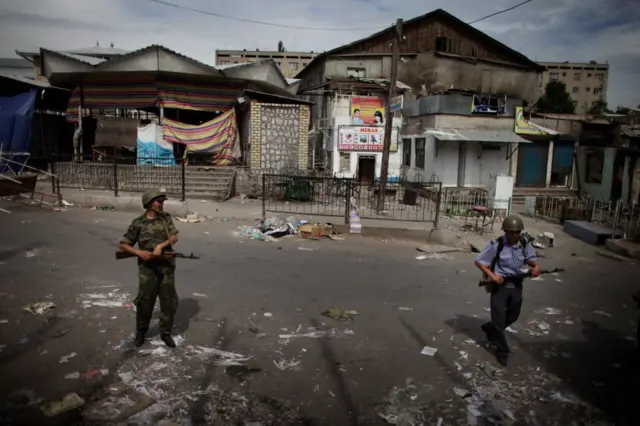 Күч органдары Оштогу борбордук базарды көзөмөлдөөдө.