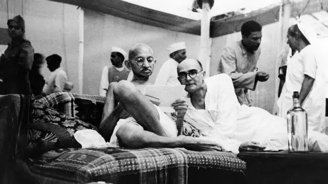 महात्मा गांधी और महादेव भाई देसाई