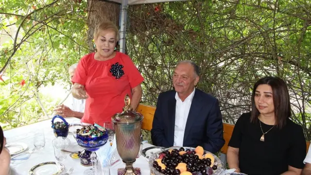 Qoca Səmədov Yevlax rayon icra hakimiyyətinin başçısı olarkən Milli Mədbuat günündə yerli "Kür" qəzetinin kollektivini ziyarət edib. 22 iyul 2019