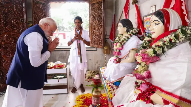 এপ্রিল মাসে পশ্চিমবঙ্গের ঠাকুরনগরে মতুয়া ধর্মগুরুদের প্রতি শ্রদ্ধা নিবেদন করেন নরেন্দ্র মোদী। লাল পাড় সাদা শাড়ি পরানো দুটি প্রতিকৃতির সামনে মোদী দুই হাত জোড় করে নুয়ে শ্রদ্ধা জানাচ্ছেন - ফাইল ছবি