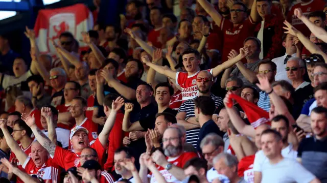 Los fanáticos de Middlesbrough cantando