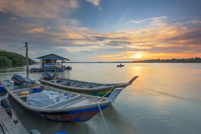 Embarcaciones en un río de  Kuantan Singingi