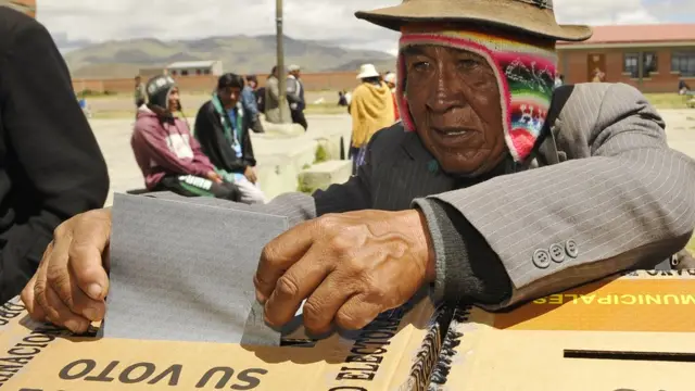 Boliviano votando