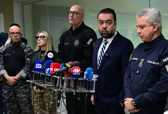 Coletiva de imprensa no Rio de Janeiro com a presença de várias autoridades do governo, entre elas Castro