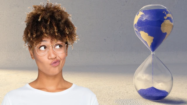 Una mujer mira con sospecha un reloj de arena con el mapa dentro