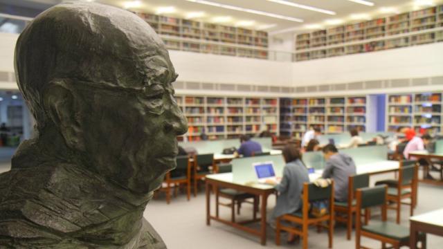 香港中文大學新亞書院錢穆圖書館內之錢穆銅像