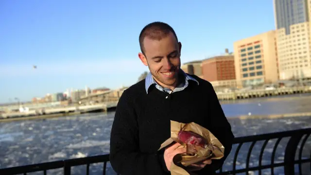 Un seguidor de la dieta paleo, con un trozo de carne cruda.