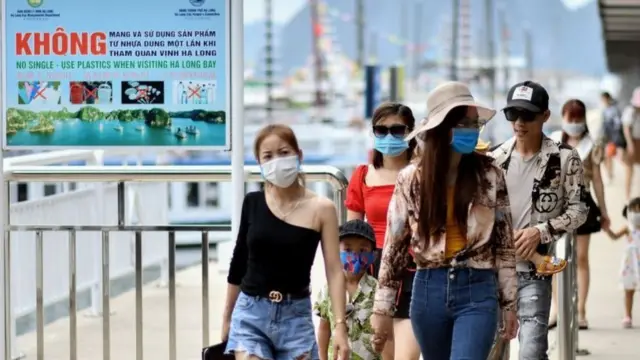 Quảng Ninh ngày 16/5: Người dân Việt Nam đi lại bình thường