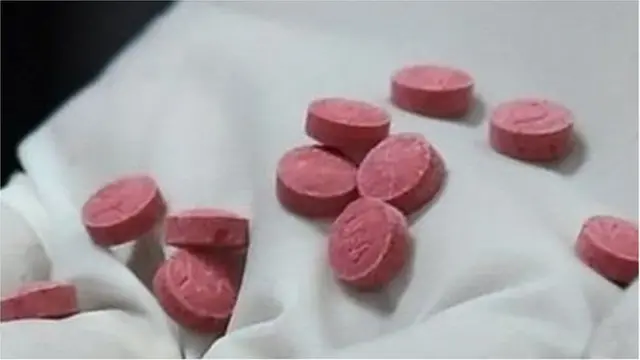 এক যুবককে নির্যাতন করে তার হাতে ইয়াবা গুঁজে দেয়ার ভিডিও ভাইরাল হয়েছে