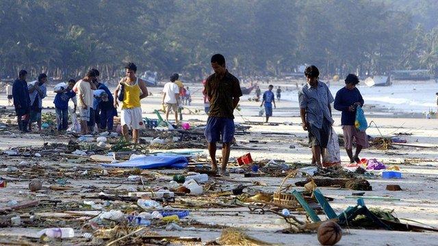 Praia de Phuket, na Tailândia, após o tsunami