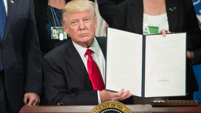 Tổng thống Donald Trump ký sắc lệnh bắt đầu đề án xây tường biên giới với Mexico hôm 25/1
