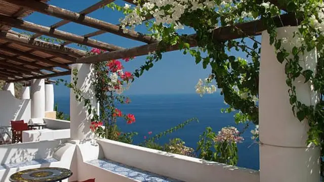 Mimea ya spishi ya Jasmini inayomea kwa wingi katika visiwa vya Filicudi na Stromboli inaaminiwa na wenyeji kusisimua homoni za kujamiiana baina ya wenzi