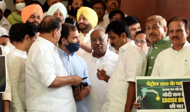 இடைநீக்கம் செய்யப்பட்ட நாடாளுமன்ற உறுப்பினர்கள்