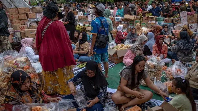 Sejumlah sukarelawan membantu menyortir donasi makanan ringan untuk posko penggalangan donasi logistik unjuk rasa di depan Kantor Bupati Pati, Kabupaten Pati, Jawa Tengah, Selasa (12/8/2025).