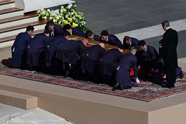 El momento en que el ataúd del papa Francisco llega al centro de la Plaza San Pedro.