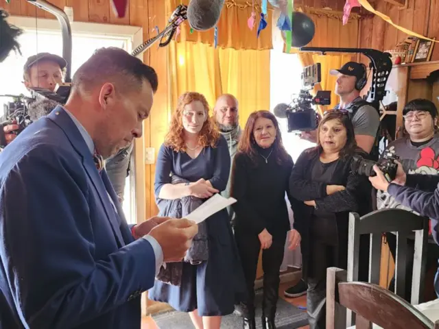 Jimmy Lippert-Thyden membaca pesan untuk keluarga Chili-nya di hadapan istrinya, Hohannah dan ibu kandungnya, María Angélica González (tengah)