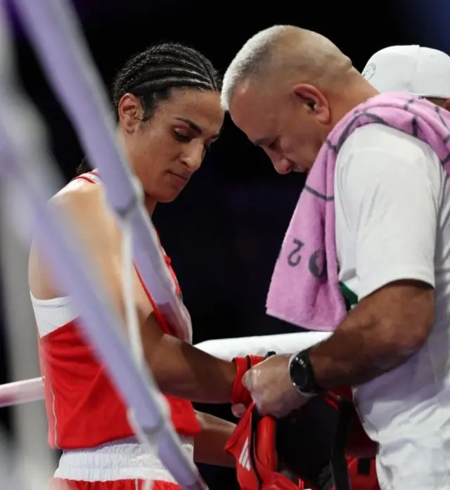 "Je suis ici pour l'or : je me bats contre tout le monde", a déclaré Imane Khelif après le combat à Paris 2024.