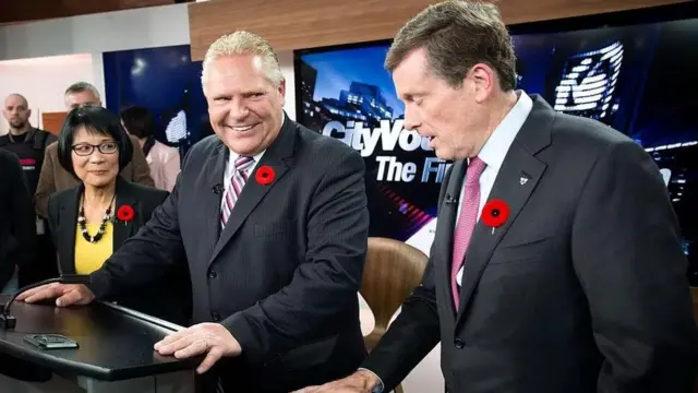 Olivia Chow (à esquerda) não é estranha à política. Ela concorreu à prefeitura em 2014, perdendo para John Tory (à direita). Doug Ford (centro) também concorreu e agora é o primeiro-ministro de Ontário