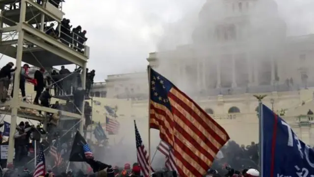 Pendukung Trump mengamuk dan menyerbut Gedung Capitol.